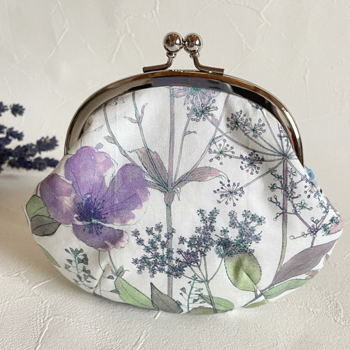 夏の宵の花景色のがま口ポーチ　リバティ　手刺繍　ハンドメイド 夏の宵の花景色のがま口ポーチ リバティ 手刺繍 ハンドメイド 夏の宵
