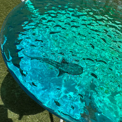 新　エメラルドグリーンウォーター　水紋の影　穏やかな海ガラスガラスサイドテーブル　海 3枚目の画像