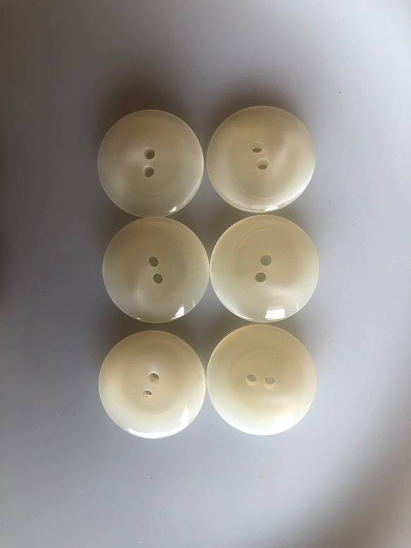 アンティーク ボタン 6個　ビンテージ 昭和 レトロ 個性的 ハンドメイド素材 日本製 ポップ アクセ ホワイト　白 4枚目の画像