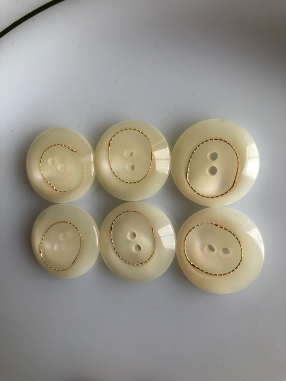 アンティーク ボタン 6個　ビンテージ 昭和 レトロ 個性的 ハンドメイド素材 日本製 ポップ アクセ ホワイト　白 2枚目の画像