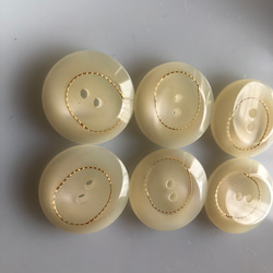 アンティーク ボタン 6個　ビンテージ 昭和 レトロ 個性的 ハンドメイド素材 日本製 ポップ アクセ ホワイト　白 3枚目の画像