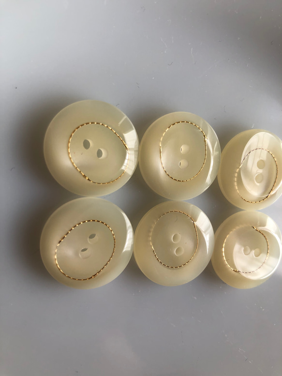 アンティーク ボタン 6個　ビンテージ 昭和 レトロ 個性的 ハンドメイド素材 日本製 ポップ アクセ ホワイト　白 3枚目の画像