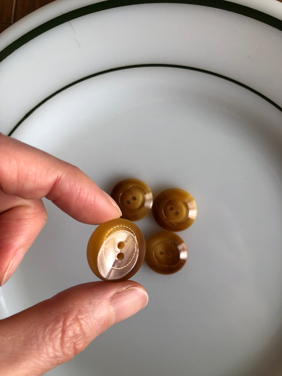 アンティーク ボタン 4個　ビンテージ 昭和 レトロ 個性的 ハンドメイド素材 日本製 ポップ アクセ ライトブラウン 3枚目の画像
