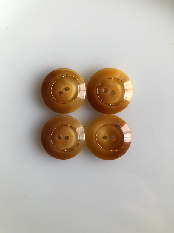 アンティーク ボタン 4個　ビンテージ 昭和 レトロ 個性的 ハンドメイド素材 日本製 ポップ アクセ ライトブラウン 1枚目の画像