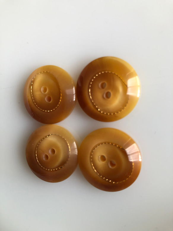 アンティーク ボタン 4個　ビンテージ 昭和 レトロ 個性的 ハンドメイド素材 日本製 ポップ アクセ ライトブラウン 5枚目の画像