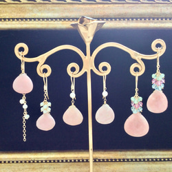ピンクオパールと淡水真珠のアシンメトリーピアス 7枚目の画像