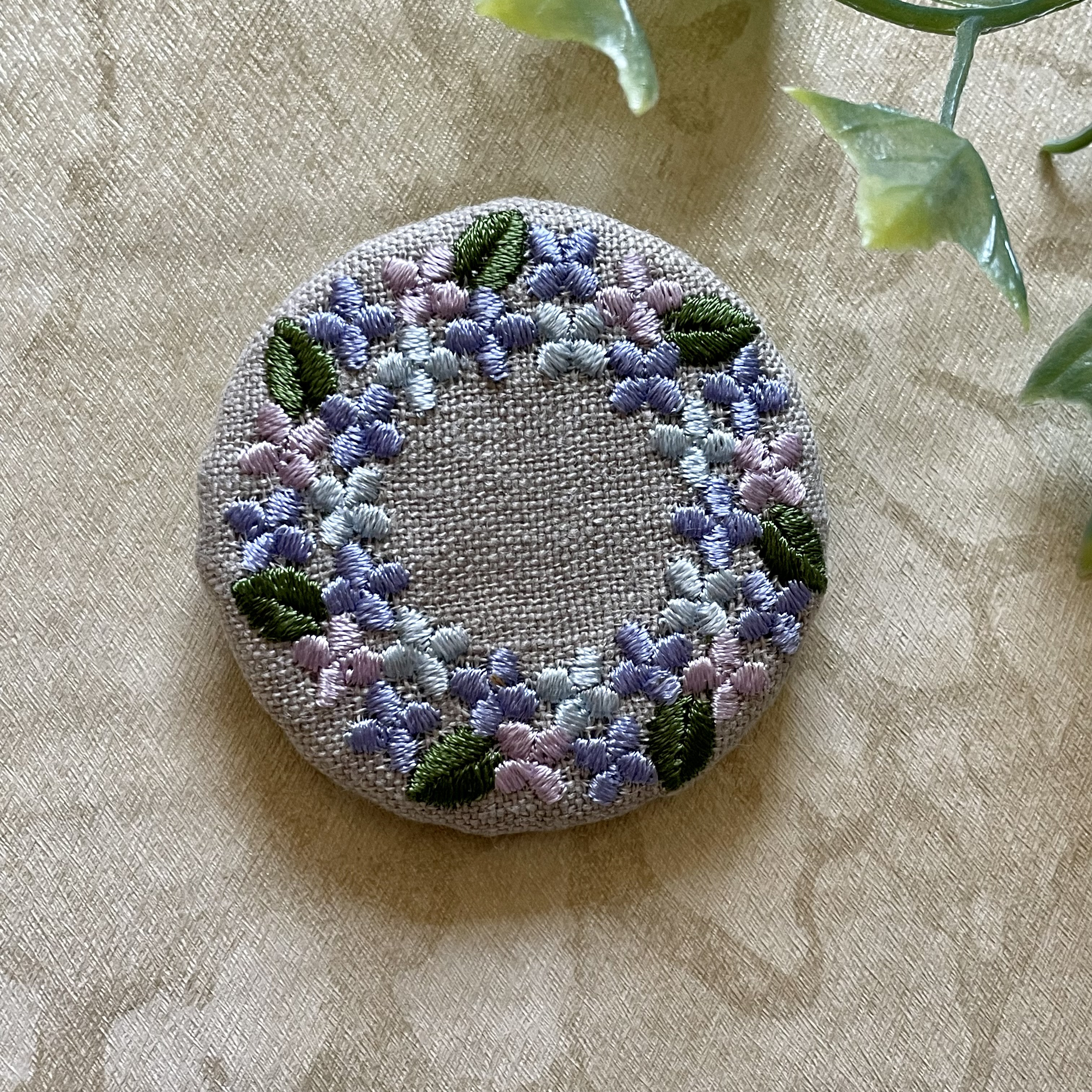 あじさい色のリース 刺繍のブローチ 50ミリ丸 リネン ブローチ