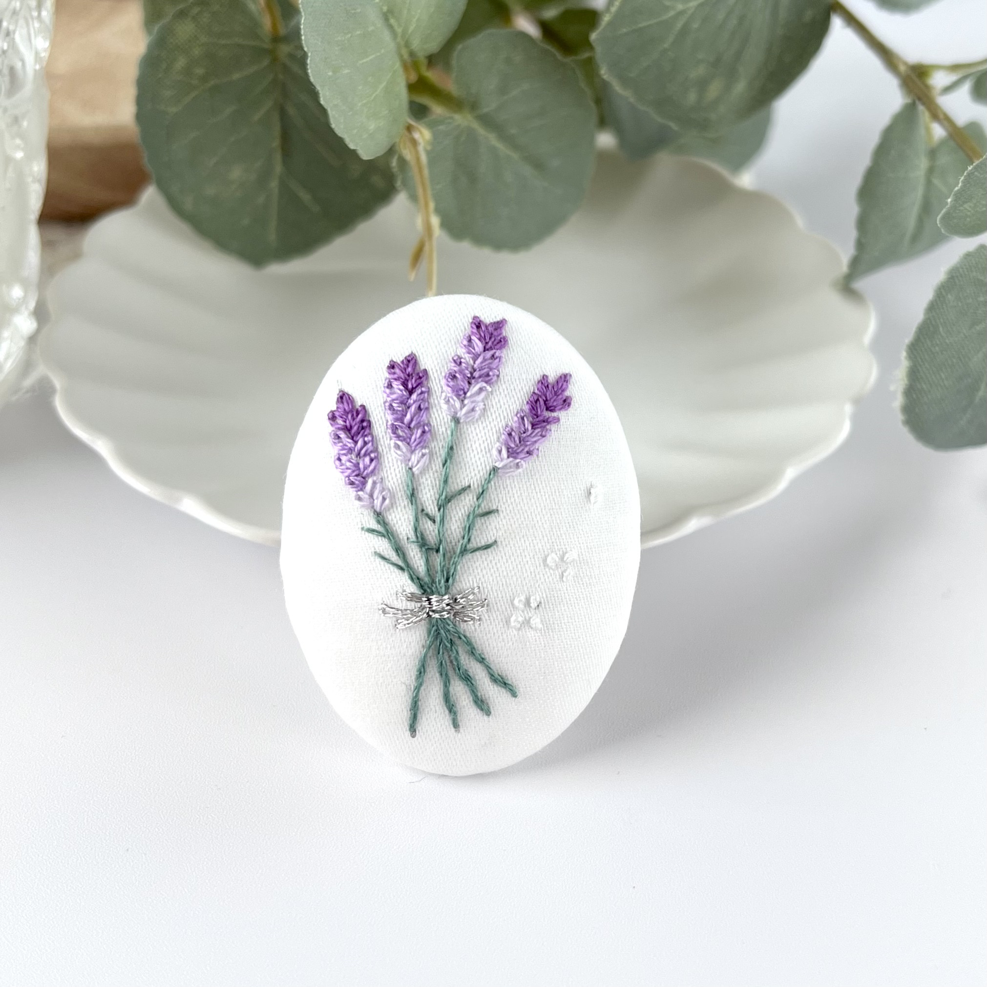 ラベンダーの刺繍ブローチ（パールホワイト） ブローチ Buugen