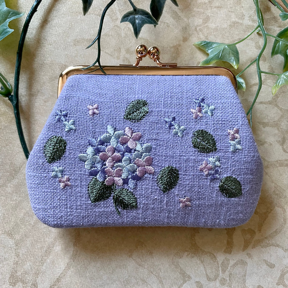 【両面刺繍】パステルカラーのあじさい　二つ折の札が入る　がま口薄型　カードポケットx2個付　ラミー 1枚目の画像