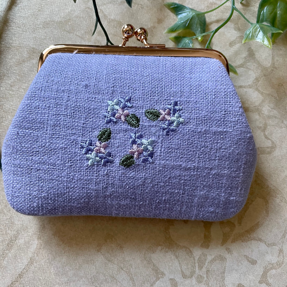 【両面刺繍】パステルカラーのあじさい　二つ折の札が入る　がま口薄型　カードポケットx2個付　ラミー 2枚目の画像