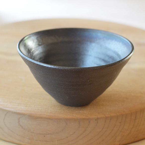 小どんぶり／黒・焼き〆陶器（レンジ、オーブン、食洗機ＯＫ） 2枚目の画像