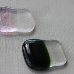 ピンクティントとグリーンのガラスはしおき 1枚目の画像