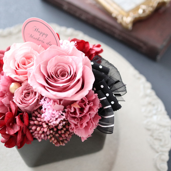 スモーキーピンクのバラとカーネーションの華やかなアレンジメント｜母の日・誕生日・退職祝い　pre.091 5枚目の画像