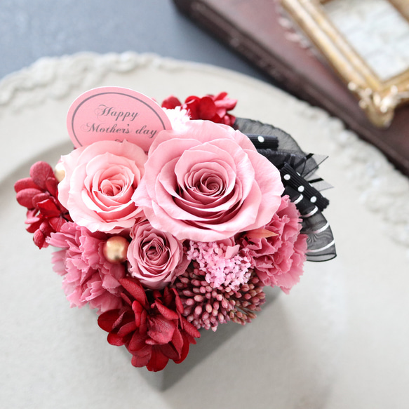 スモーキーピンクのバラとカーネーションの華やかなアレンジメント｜母の日・誕生日・退職祝い　pre.091 6枚目の画像