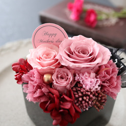 スモーキーピンクのバラとカーネーションの華やかなアレンジメント｜母の日・誕生日・退職祝い　pre.091 3枚目の画像