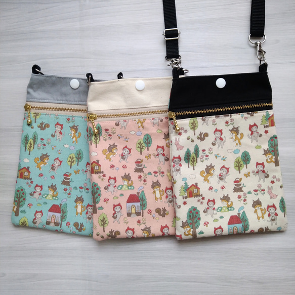 猫ずきんと柴オオカミ スマホショルダー 選べる3色／ショルダー長さ調整可能 1枚目の画像