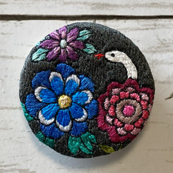 手刺繍オリジナルブローチ＊白蛇と花 1枚目の画像