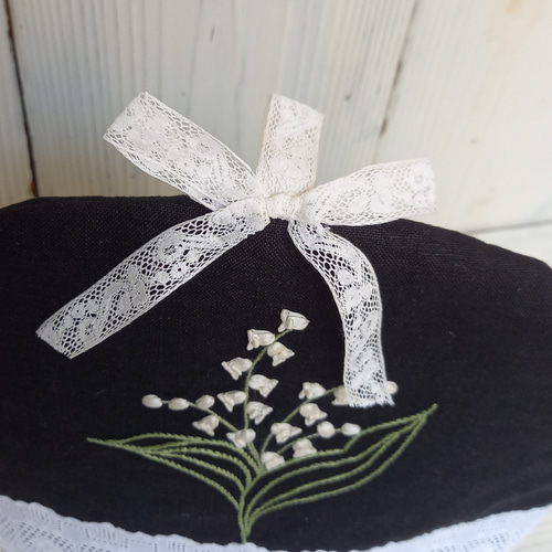 ☆送料無料☆手刺繍☆すずらん☆リボン刺繍☆ティーコゼ&マット