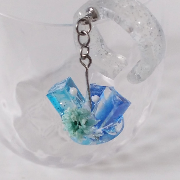 ルクシプオリの耳飾り　青の鉱石（銀）3個 1枚目の画像
