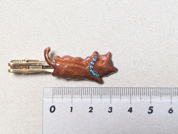 木製　ネクタイピン　（　猫　） 2枚目の画像