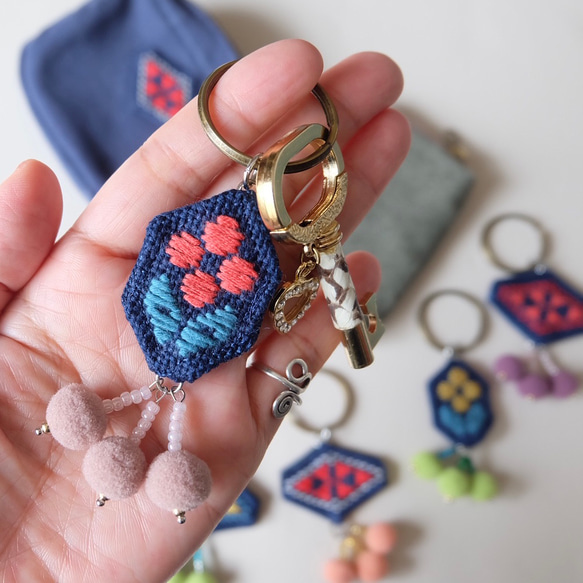 こぎん刺しレトロフラワーキーホルダー【花☺︎バッグチャーム☺︎刺繍】 2枚目の画像