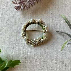 　母の日　絹糸とチェコビーズのブローチ　すずらん　大A　　beaded circle brooch　 1枚目の画像