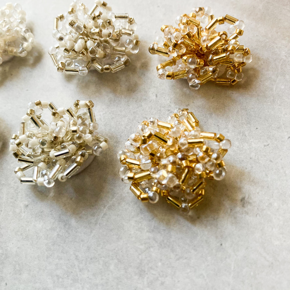 選べる3種類◯ 小さいビーズ刺繍ピアス (ゴールド、ホワイト、シルバー) 金属アレルギー対応ステンレス 7枚目の画像