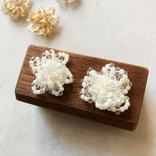 選べる3種類◯ 小さいビーズ刺繍イヤリング (ゴールド、ホワイト