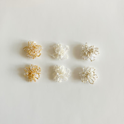選べる3種類◯ 小さいビーズ刺繍イヤリング　(ゴールド、ホワイト、シルバー) サージカルステンレス 金属アレルギー対応 2枚目の画像