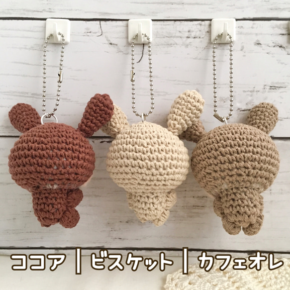 ピンク色桃をギュッうさぎ♪癒し系ナチュラルビスケット色｜かごバッグや鞄へユラユラ｜動物あみぐるみボールチェーン【大】 6枚目の画像