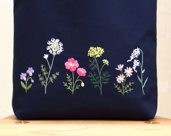 帆布手提包手工刺繡春天花朵 A4 尺寸皇家海軍藍 第4張的照片