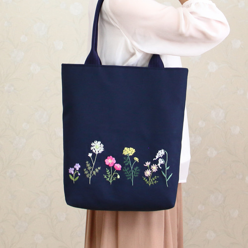 トートバッグ＊手刺繍＊ハンドメイド＊春の花 帆布のトートバッグ 手刺繍 春の花 A4サイズ ミルクティー