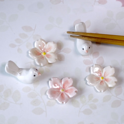 Creema限定「桜と白い鳩の箸置き」陶器の小鳥とお花のはしおきセット 2枚目の画像