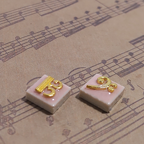 送料無料】ヘ音記号 ハ音記号/スタッドピアスor樹脂ノンホールピアス