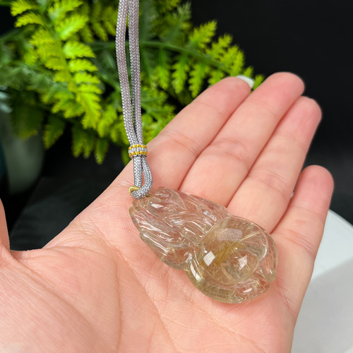 氷を貫く金色の髪の水晶九尾の狐のペンダント 立体的な手彫りの髪の