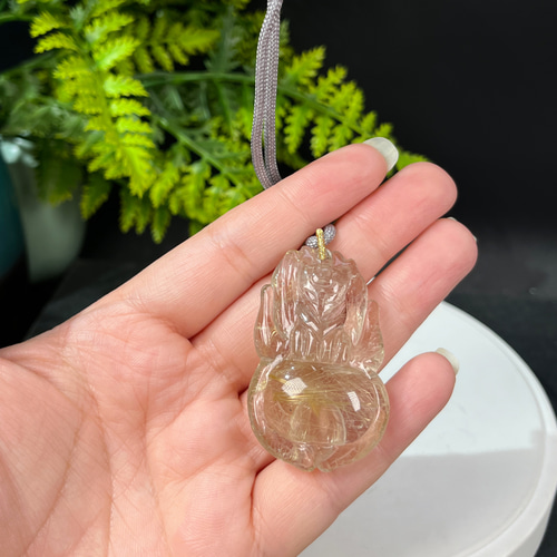 氷を貫く金色の髪の水晶九尾の狐のペンダント 立体的な手彫りの髪の 