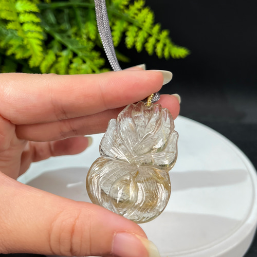 氷を貫く金色の髪の水晶九尾の狐のペンダント 立体的な手彫りの髪の