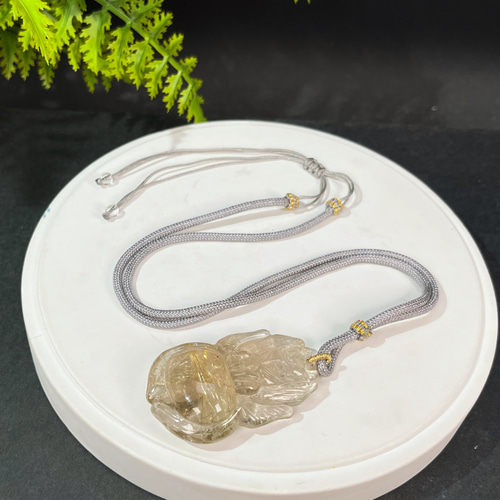 氷を貫く金色の髪の水晶九尾の狐のペンダント 立体的な手彫りの髪の