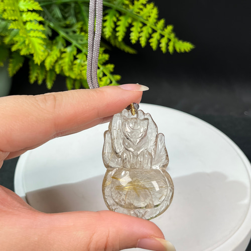 氷を貫く金色の髪の水晶九尾の狐のペンダント 立体的な手彫りの髪の