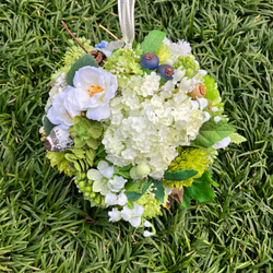 　初夏の爽やかボールブーケ　フラワーボール　17㎝　アーティフィシャルフラワー　四方見　結婚式  スタンド付き 2枚目の画像