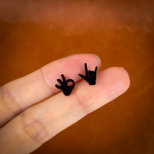 オッケー&ウェーイおもしろアシンメトリーピアス ピアス（スタッド・一