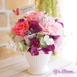 プリザーブドフラワーアレンジメント　ローズとカーネーション　ラウンドアレンジ　可愛らしいリボンとパールデザイン 3枚目の画像