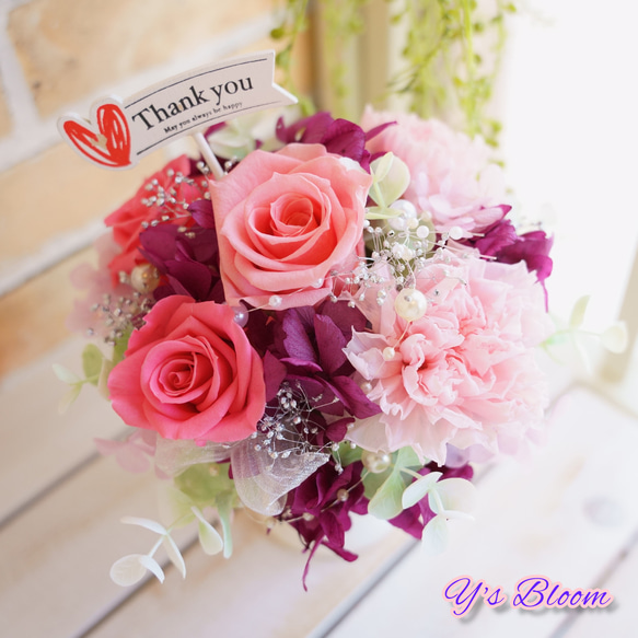 プリザーブドフラワーアレンジメント　ローズとカーネーション　ラウンドアレンジ　可愛らしいリボンとパールデザイン 2枚目の画像