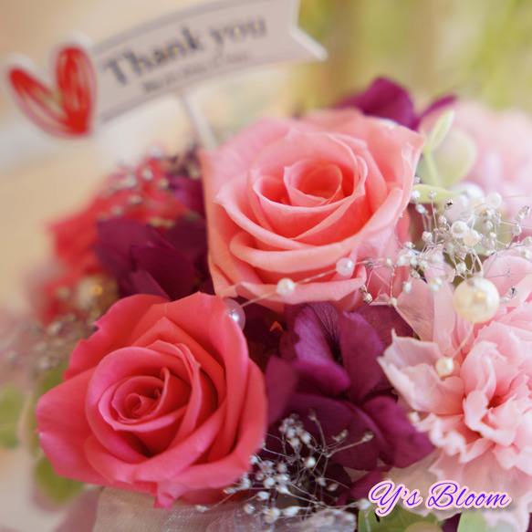 プリザーブドフラワーアレンジメント　ローズとカーネーション　ラウンドアレンジ　可愛らしいリボンとパールデザイン 6枚目の画像