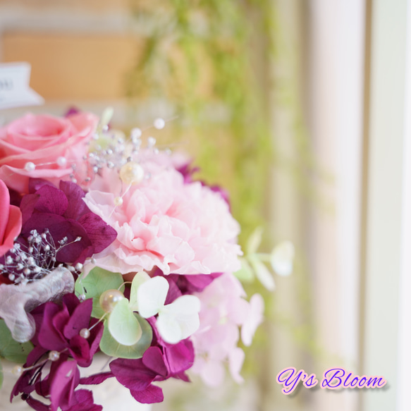 プリザーブドフラワーアレンジメント　ローズとカーネーション　ラウンドアレンジ　可愛らしいリボンとパールデザイン 5枚目の画像