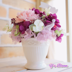 プリザーブドフラワーアレンジメント　ローズとカーネーション　ラウンドアレンジ　可愛らしいリボンとパールデザイン 4枚目の画像