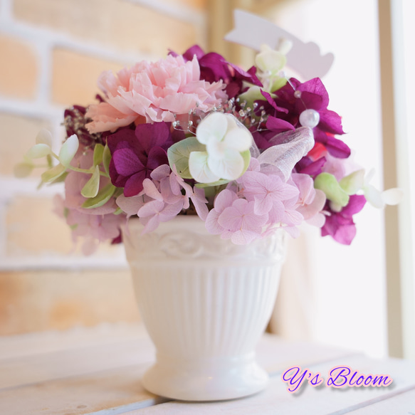 プリザーブドフラワーアレンジメント　ローズとカーネーション　ラウンドアレンジ　可愛らしいリボンとパールデザイン 4枚目の画像