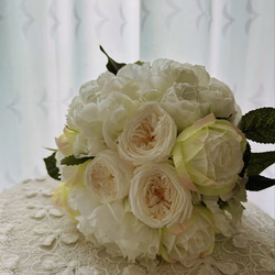 ころんと可愛いてまりローズのホワイトブーケ　プリザーブドフラワー　アーティフィシャル　前撮り　結婚式　記念日　ブーケ 1枚目の画像