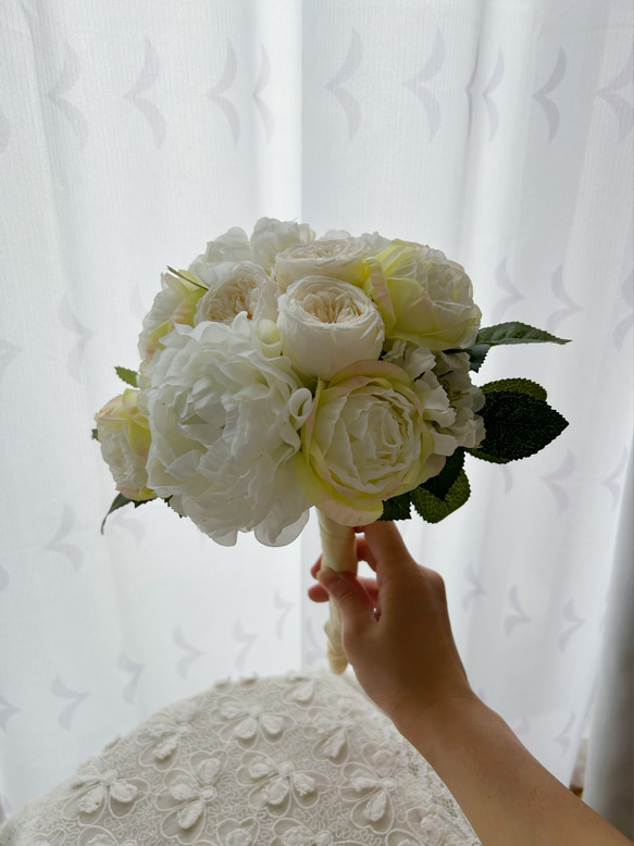 ころんと可愛いてまりローズのホワイトブーケ　プリザーブドフラワー　アーティフィシャル　前撮り　結婚式　記念日　ブーケ 2枚目の画像