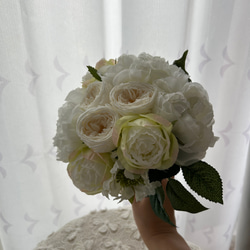 ころんと可愛いてまりローズのホワイトブーケ　プリザーブドフラワー　アーティフィシャル　前撮り　結婚式　記念日　ブーケ 3枚目の画像